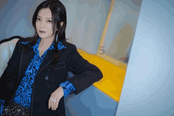 奔驰跨界搞地产，在迪拜做了个住宅楼，外墙的Logo设计亮了